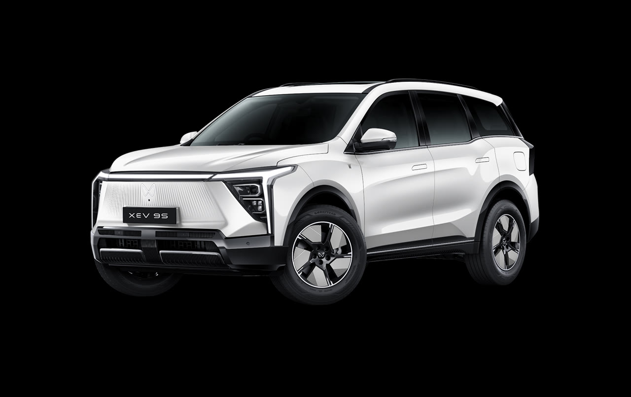Current India-spec Mahindra XEV 9S in white, front three-quarter studio