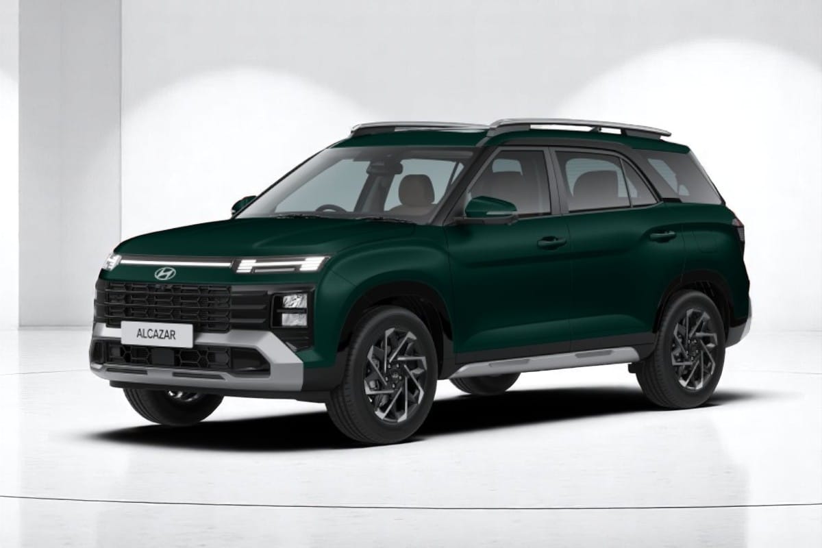 Current India-spec Hyundai Alcazar facelift, Robust Emerald Matte, front three-quarter studio