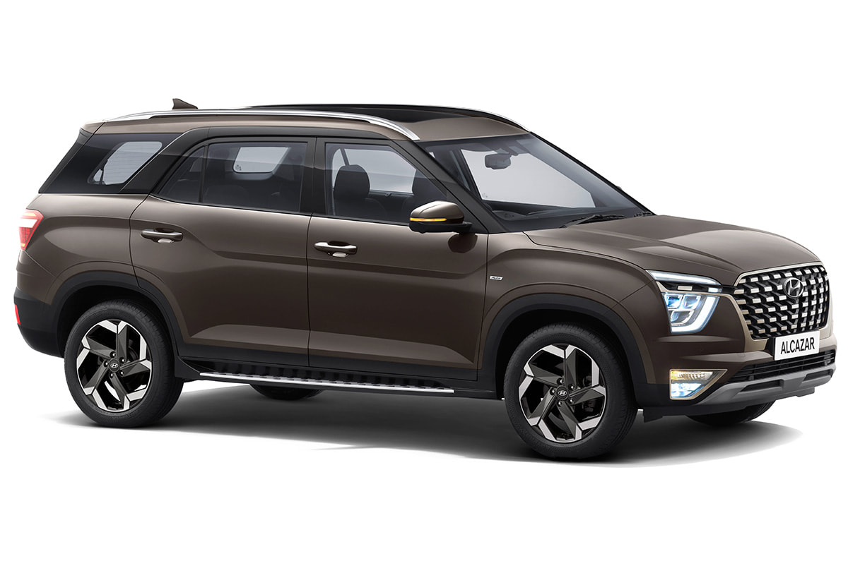 Original India-spec Hyundai Alcazar (2021 pre-facelift), Taiga Brown dual-tone, colour-studio front three-quarter