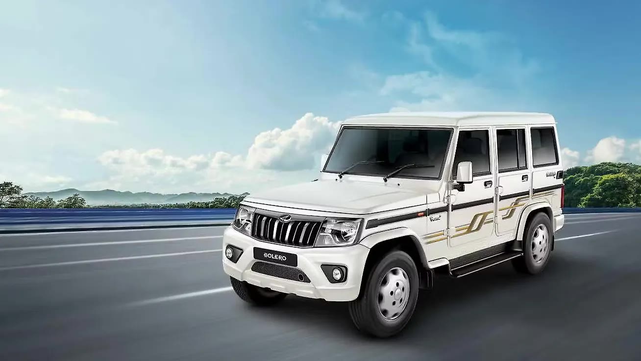 2020 Mahindra Bolero BS6 facelift, white, India-spec front three-quarter