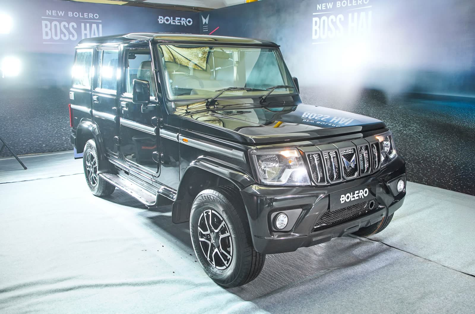 2025 Mahindra Bolero facelift B8 in Stealth Black, five-slat chrome grille, India-spec front three-quarter studio