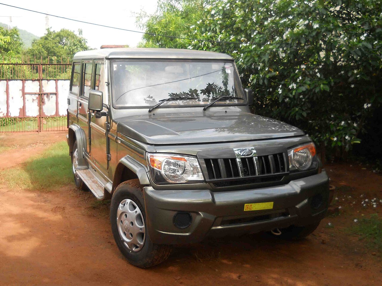 2012 Mahindra Bolero ZLX third generation, India, front three-quarter