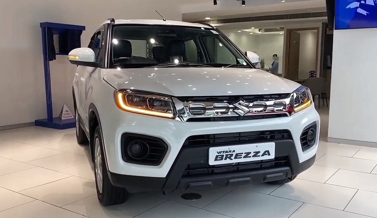 2021 Maruti Suzuki Vitara Brezza VXi first-generation facelift, India, front three-quarter