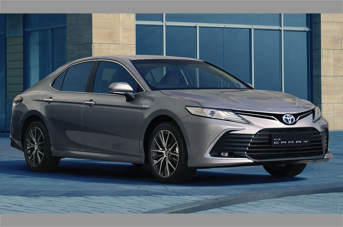 India-spec Toyota Camry XV70 facelift (2022–2024), dark metallic, OEM press front three-quarter