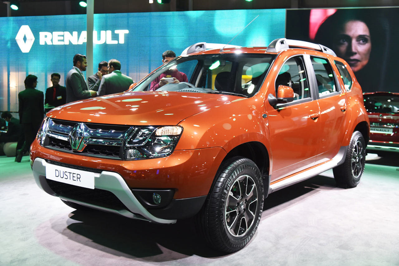 2016 India-spec Renault Duster first facelift, Cayenne Orange, -hosted Auto Expo OEM stand front three-quarter