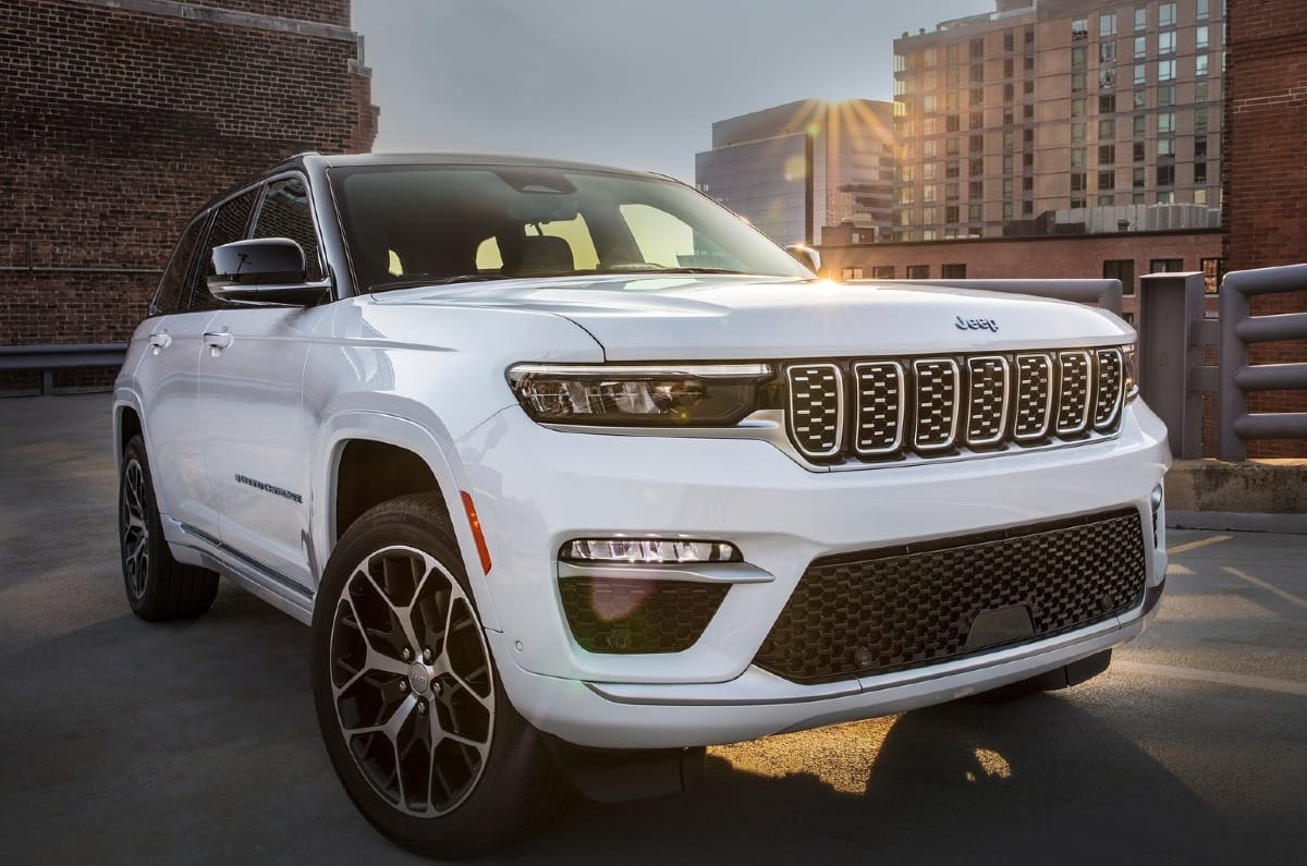 Current India-spec Jeep Grand Cherokee WL, OEM press front three-quarter