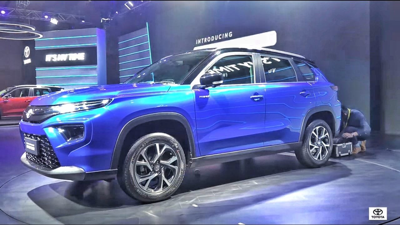 Toyota Urban Cruiser Hyryder first generation, India-spec dual-tone, front three-quarter at the 2022 unveil