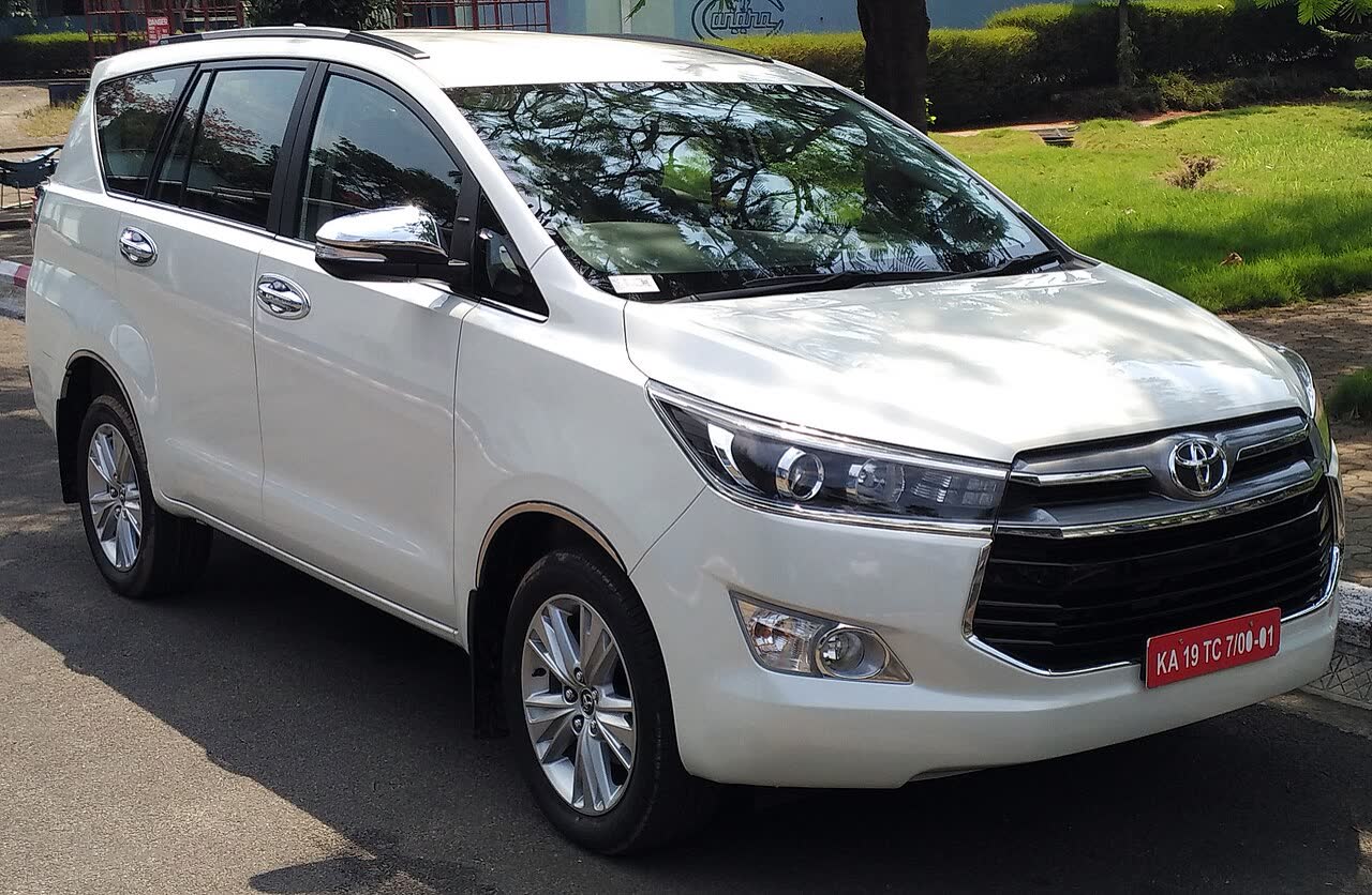 2016 India-spec Toyota Innova Crysta 2.4 Z, front three-quarter