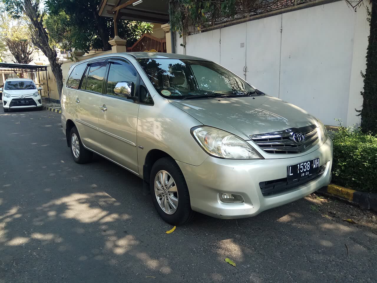 2010 Toyota Innova first-generation facelift, front three-quarter