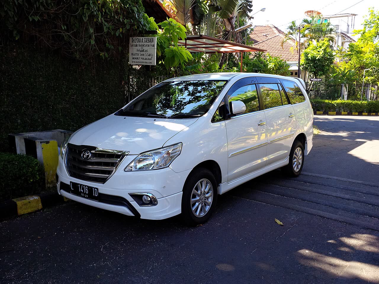 2013 Toyota Innova first-generation third facelift, front three-quarter
