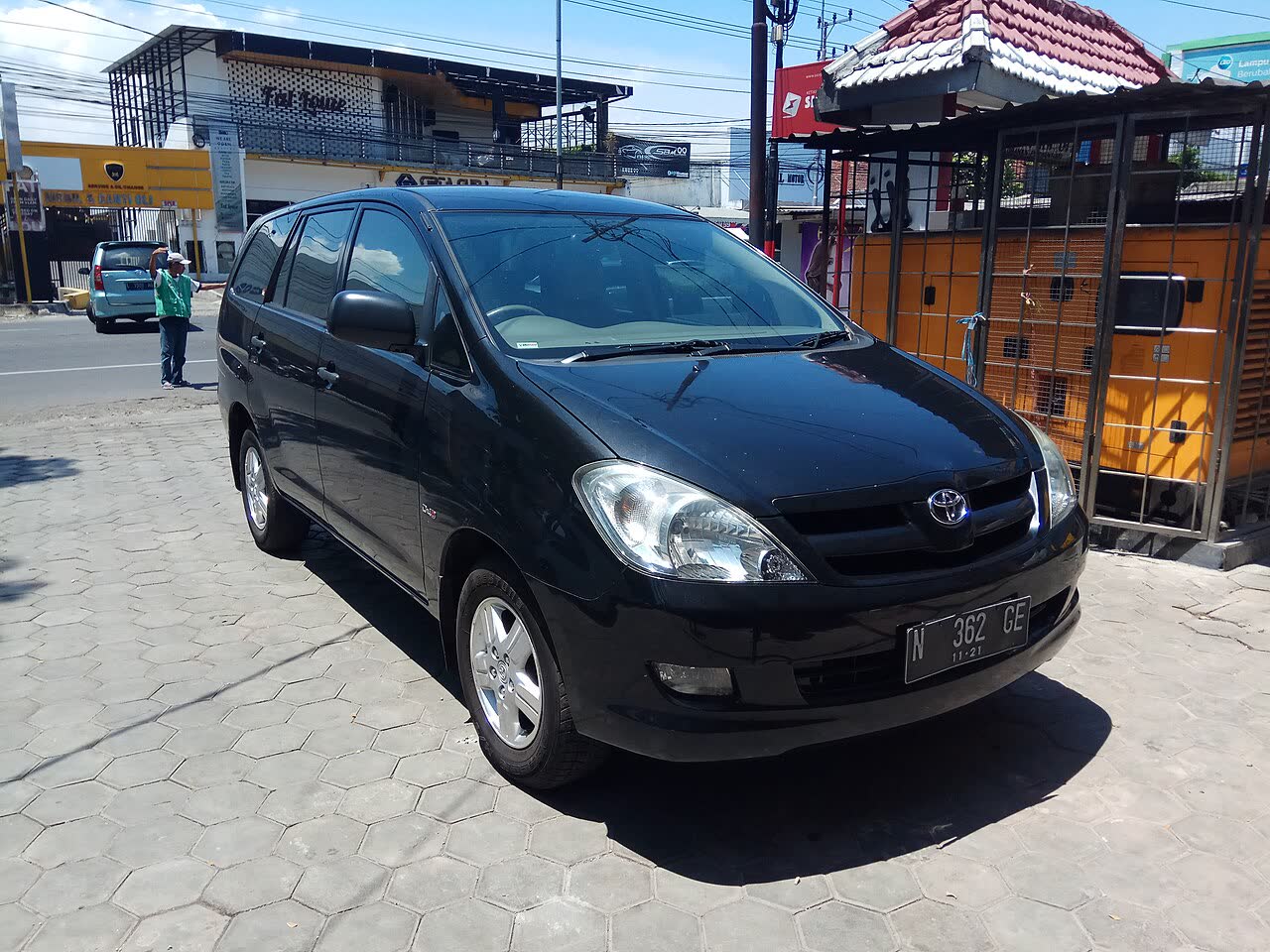 2006 Toyota Innova first generation (AN40) pre-facelift, front three-quarter