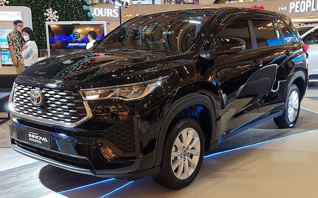 2022 Toyota Innova Hycross / Zenix (AG10), front three-quarter