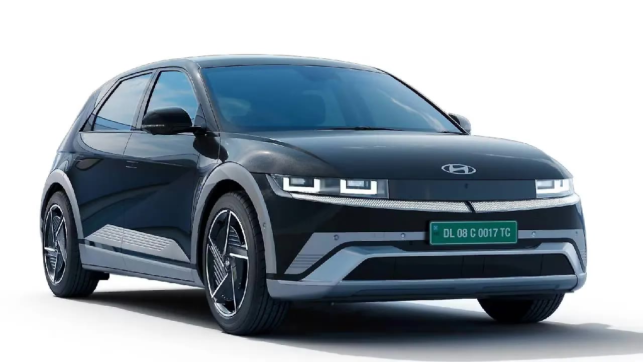Original India-spec Hyundai IONIQ 5 (2023 pre-facelift), Midnight Black Pearl, colour-studio front three-quarter
