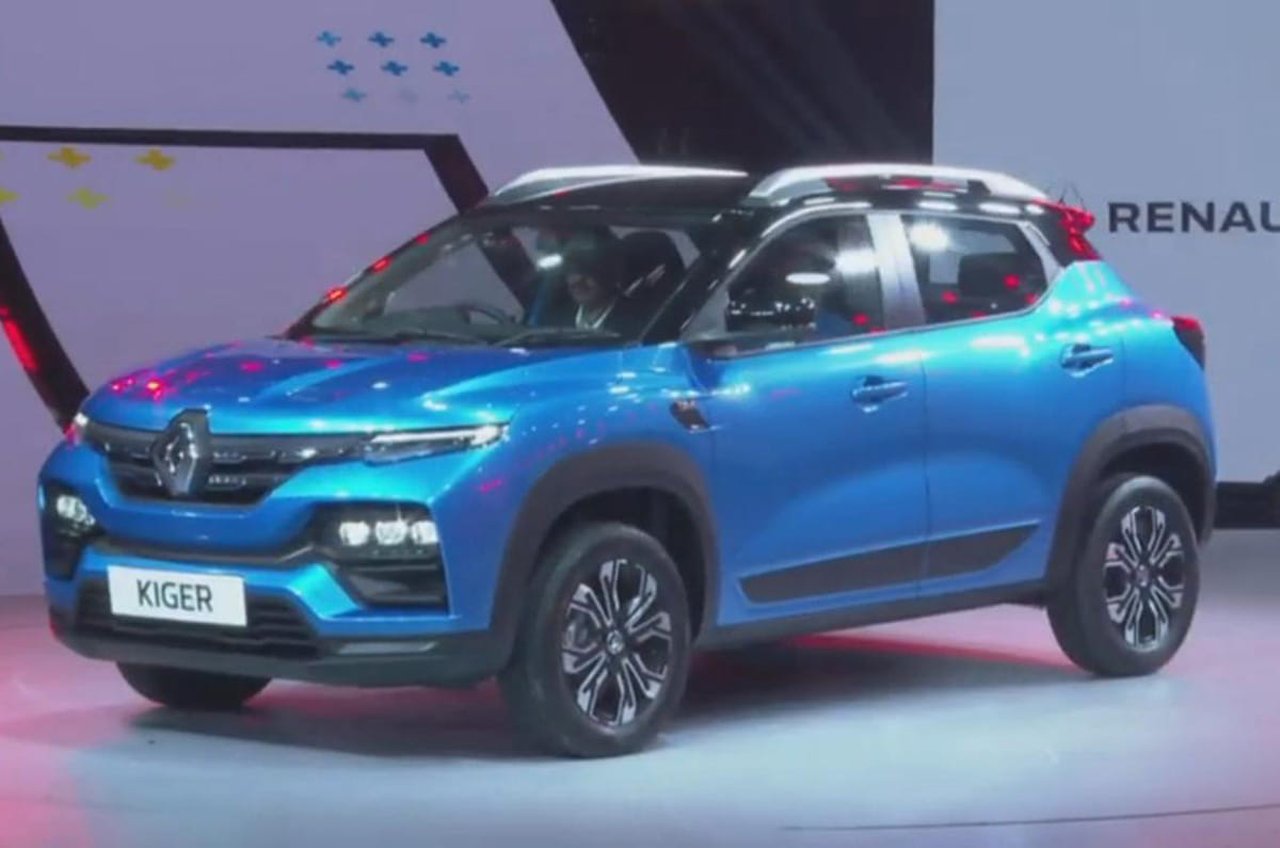 Original India-spec Renault Kiger (2021–2025 pre-facelift), Caspian Blue with Mystery Black roof, gallery front three-quarter
