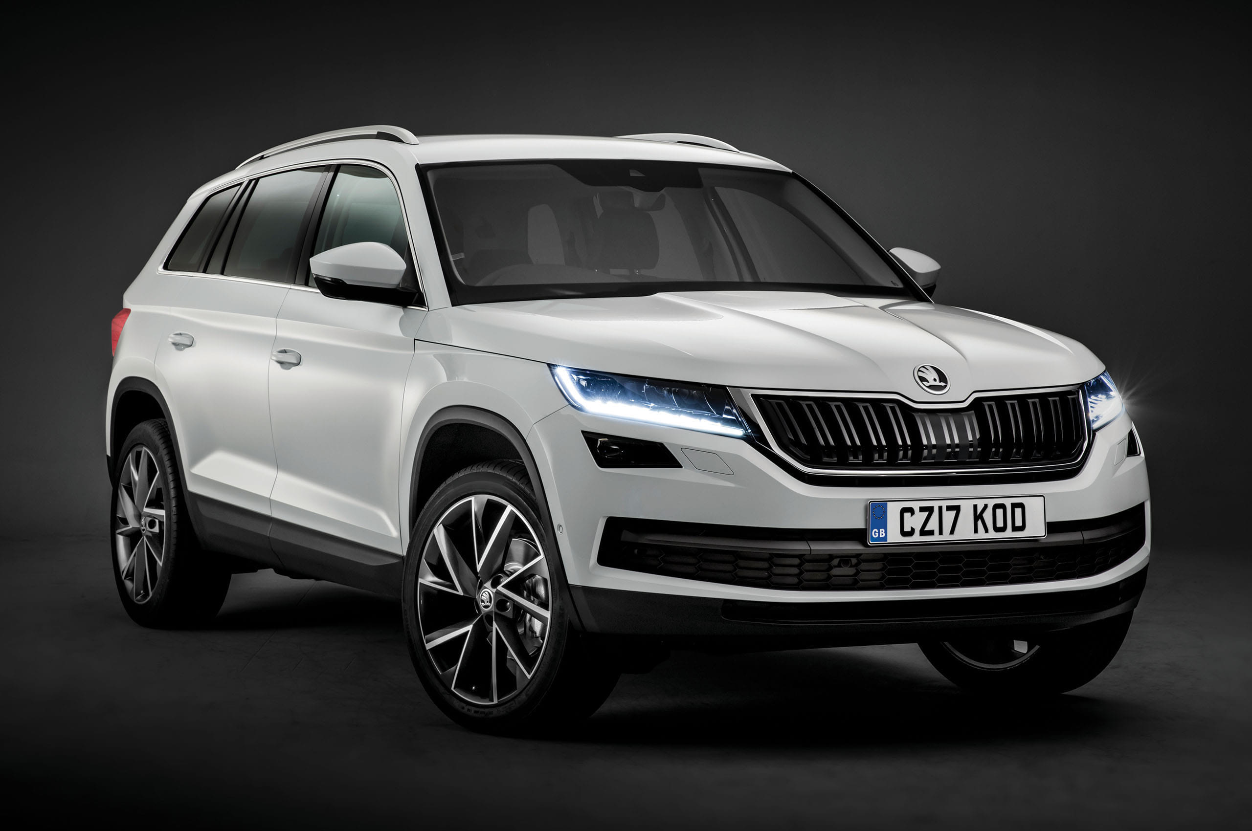 Original India-spec Skoda Kodiaq (2017–2020), Moon White, OEM press studio front three-quarter
