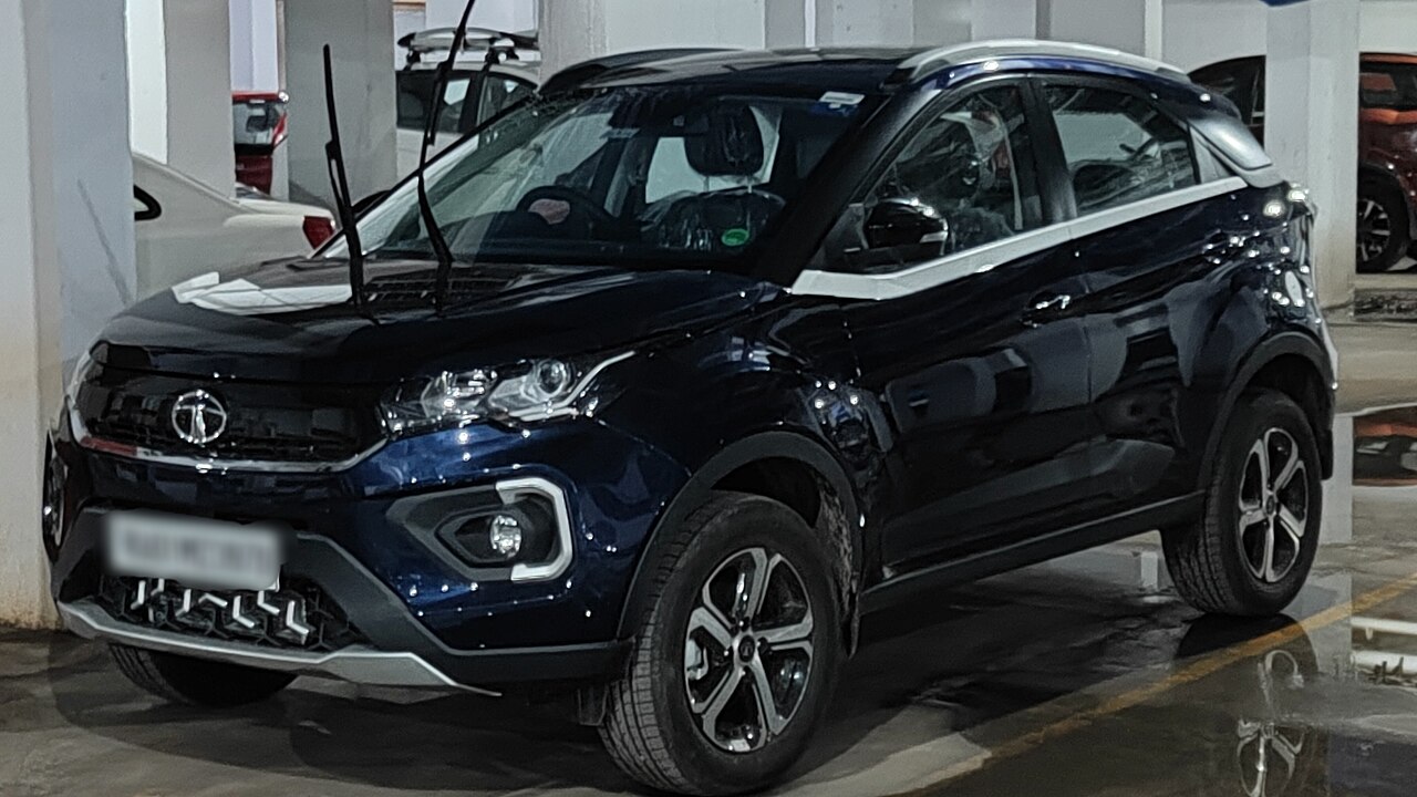 2020-facelift Tata Nexon XZA+ (photographed 2023), front view