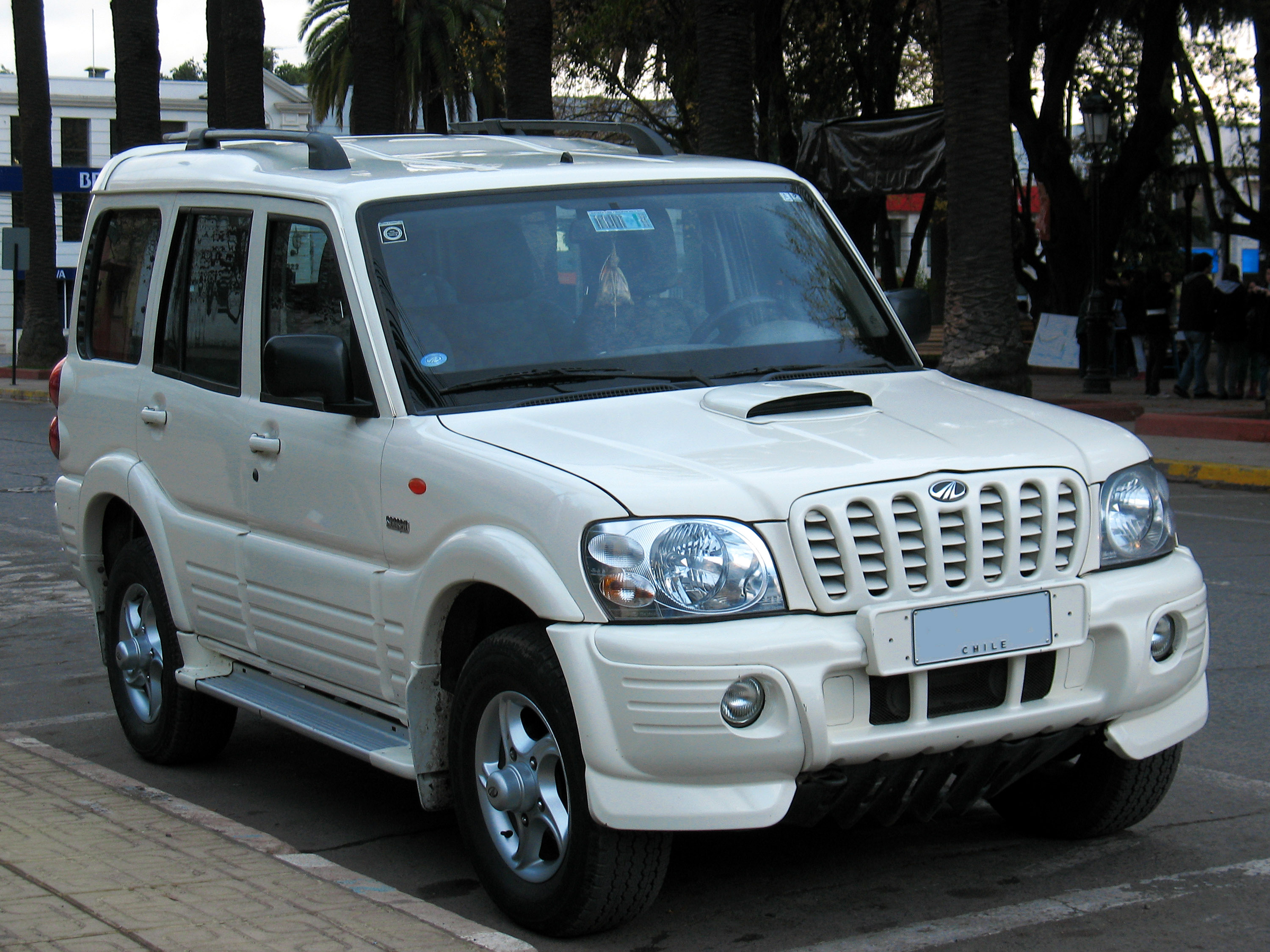 Mahindra Scorpio GLX 2.5 CRDe first facelift, front three-quarter (2006–2009)
