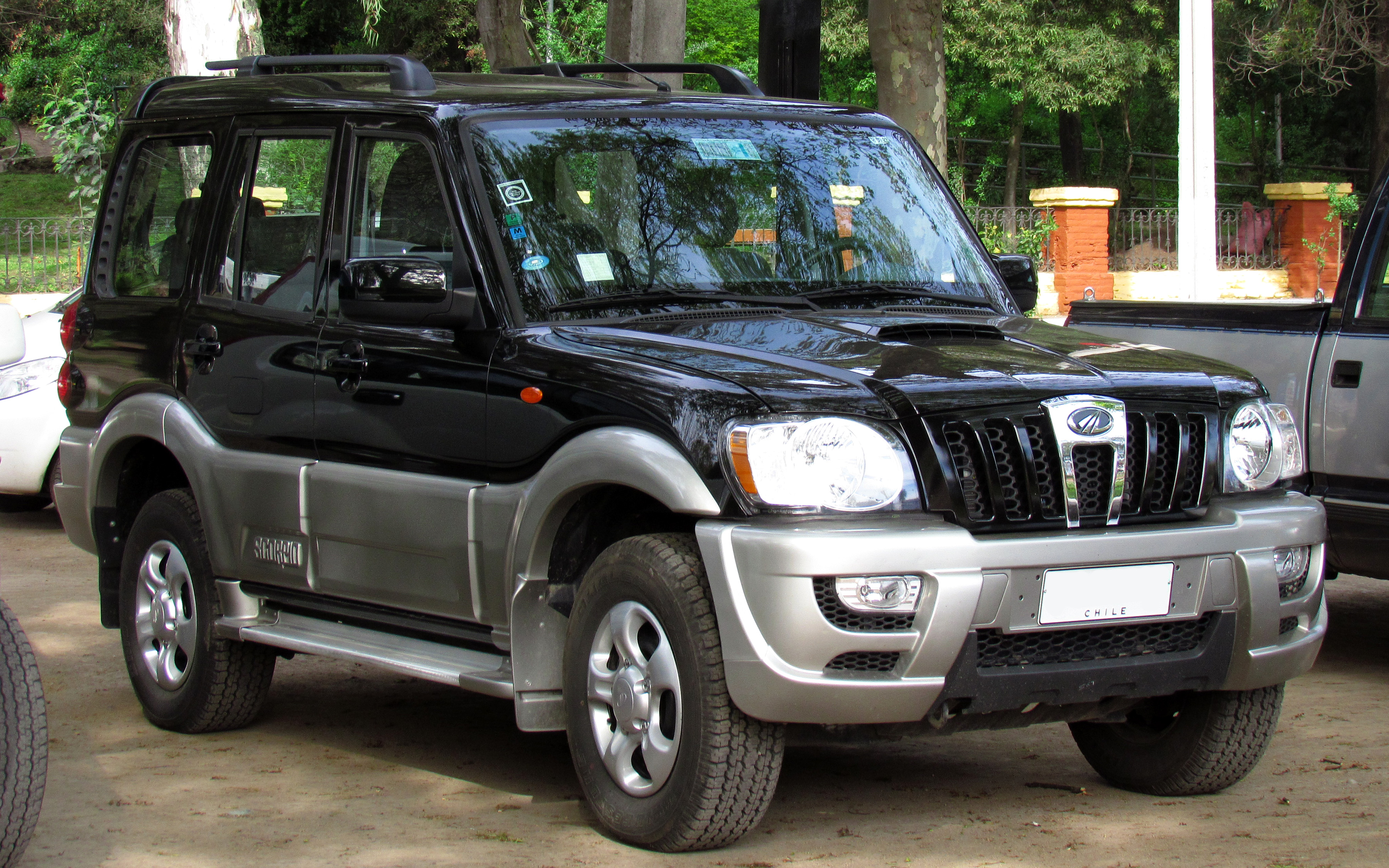 2011 Mahindra Scorpio GLX second facelift, front three-quarter (2009–2014)