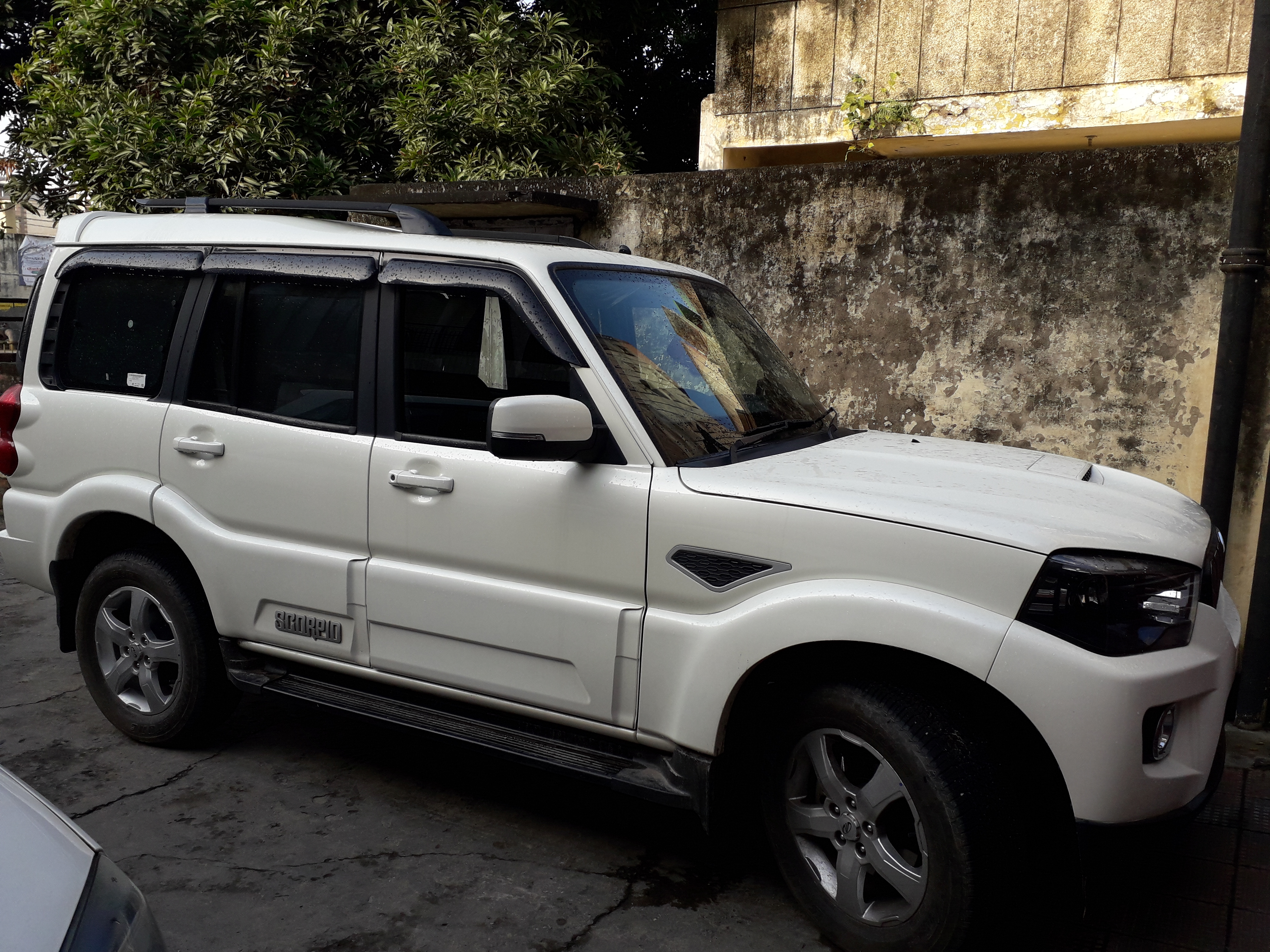 Mahindra Scorpio S11 third facelift (W105), white, India, front three-quarter