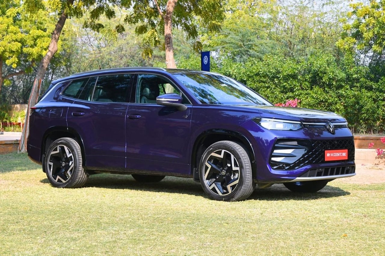 Current India-spec Volkswagen Tayron R-Line, Ultra Violet Metallic, front three-quarter press shot