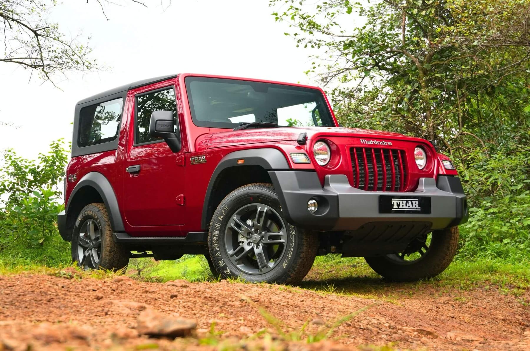 2025 Mahindra Thar three-door facelift in Tango Red, body-coloured grille, India-spec front three-quarter