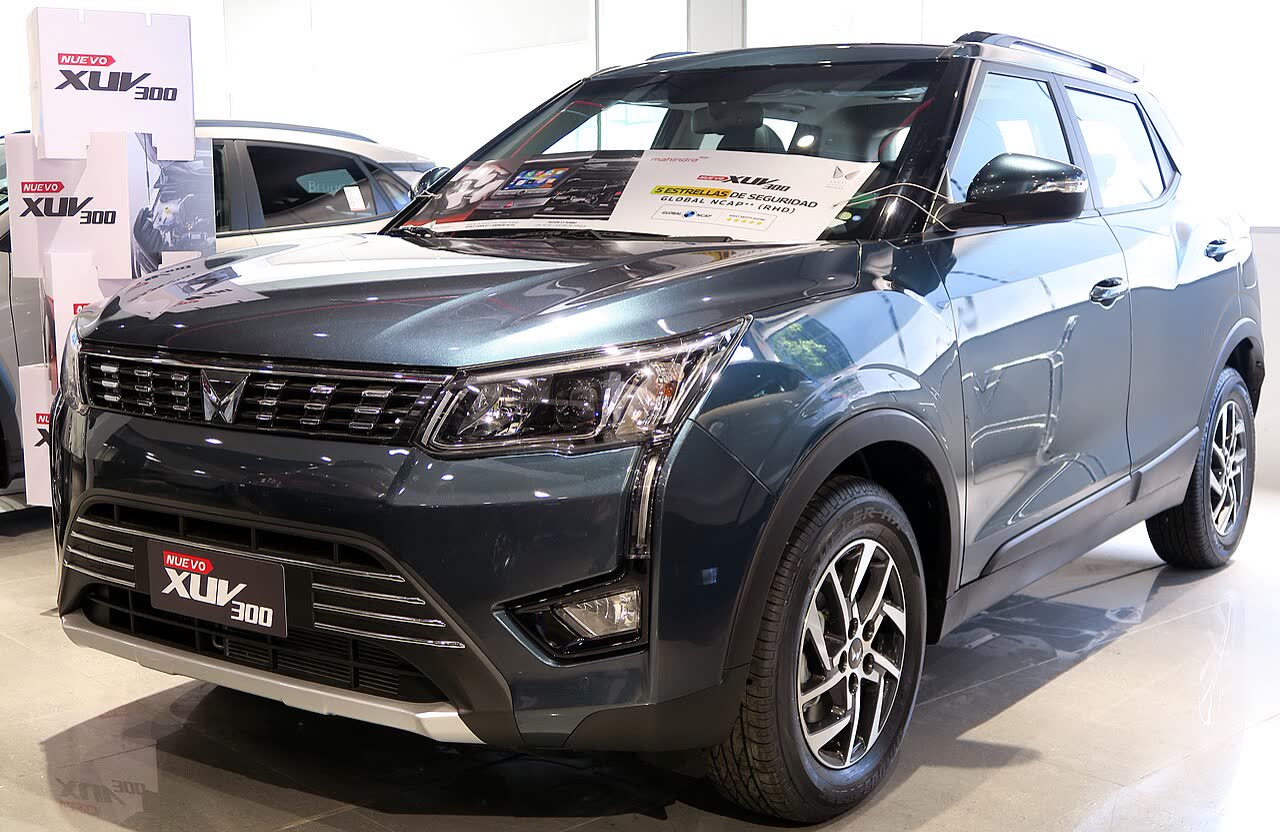Mahindra XUV300 1.2T W8 first generation, front three-quarter